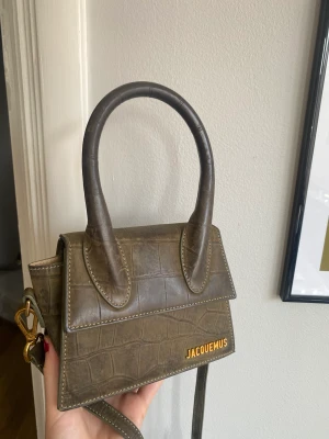 Jacquemus väska  - Unik väska i modellen chiquito Dustbag & axelband medföljer Skriv för mer info 🌸 Använt skick se bilder 