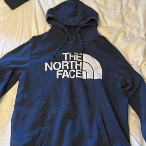Mörkblå The North Face hoodie - Bara använd i butik då jag köpte den och den passar bra för storlek M, användes inte då jag inte haft användning för den. Köpt för 999kr.