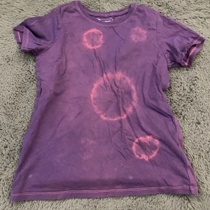 Lila T-shirt - Nästan helt oanvänd T-shirt jag har färgat själv med tie dye
