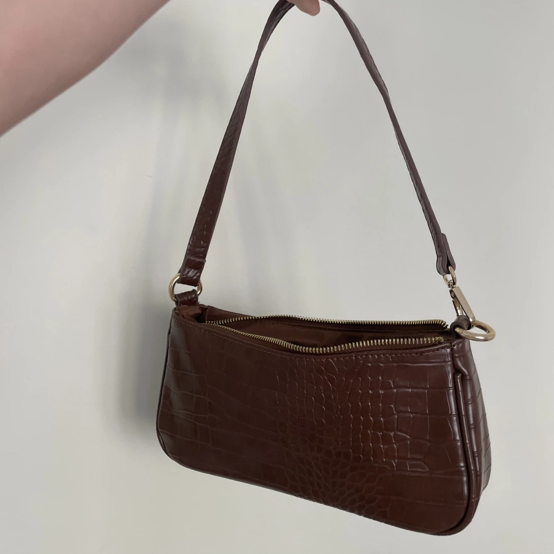 Brun handväska i fejk snake skin  - 91