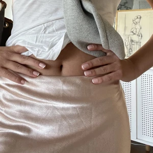 Kjol rosé - Såå fin kjol köpt här på plick som tyvärr aldrig kommer till användning. Skulle uppskatta att storleken är S. 