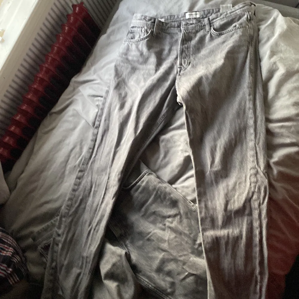 Jag säljer ett par helt nya oanvända Jack & Jones jeans för dom var för små för mig.  Säljer dom för 200kr + frakt. Jeans & Byxor.