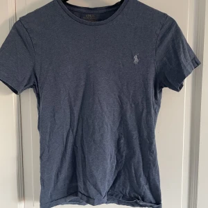 Ralph lauren t shirt - Blå Ralph lauren t-shirt Inte struken på ett tag så ser värre ut än vad det är  Strl:XS