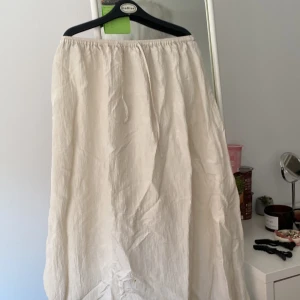 Somrig kjol - En somrig tunn kjol som passar till de mesta!!