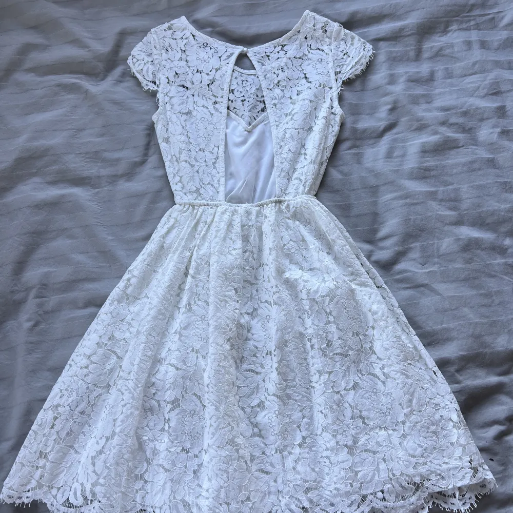 Denna klänningen är bara använd 1 gång så den är som ny! Den är perfekt nu till sommaren, till skolavslutningen eller studenten💕💕Priset går att diskutera!. Klänningar.