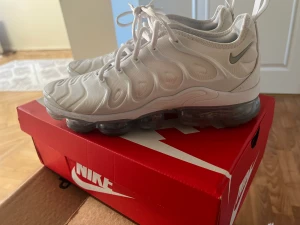 Nike Air VaporMax Plus  - Storlek 43 Använda två gånger. Som nya. Köpta på Nike.se kvitto finns.