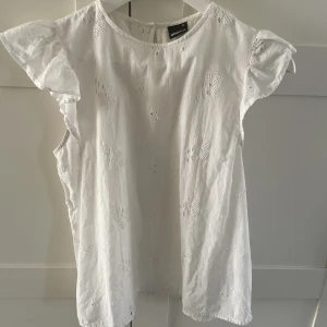 Blus - En söt blus som ser ut som ny. Stl.34  Köpt på Gina tricot 