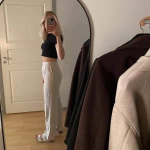 Linnebyxor  - Linnebyxor från stradivarius, storlek 36 och tillräckligt långa för mig som är 179.