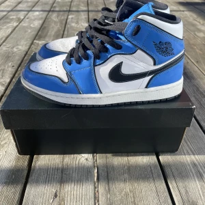 Jordans - Säljer mina jordan 1 mid signal blue pga att dem inte kommit tills så mycket användning. Köparen betalar för frakt.  Storlek 42  Box ingår  Pris kan diskuteras vid snabb affär!