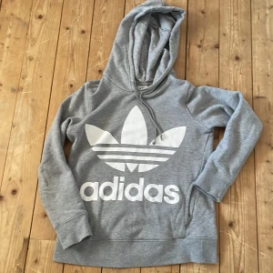 Adidas tröja - Grå adidas tröja, bra kvalitet  XS men sitter om en S