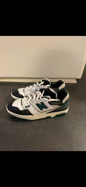New Balance 550 dark green - Väldigt bra skick 9/10 och knappt använda.  Skriv för fler bilder!! 