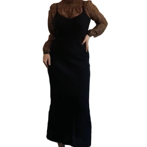 Mörkblå stickad maxiklänning  - Använd men i bra skick  Stretchigt material så passar någon mellan S-L Övre delen figursydd, nedre delen utsvängd passform 