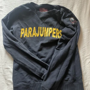 Parajumper tröja  - Säljer min Parajumper tröja. Använd fåtal gånger och är i fint skick.  Marinblå storlek barn M ( passar mig som har Xs/S på kläder )  Nypris: 1800kr