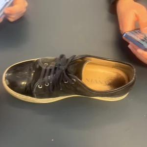 Lanvin - Lantvin helt okej skick 5/10 lite söndriga har lite repiga i lacken. Kan tänka mig att byta. 