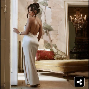 Långklänning  - Jag säljer en helt oanvänd lång satinklänning från Pretty Little Thing. Alla lappar är kvar. Hör av er om ni har några frågor.