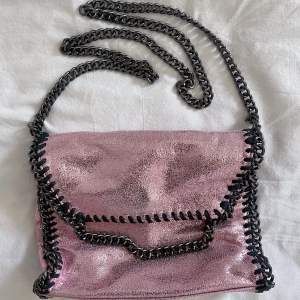 En cool rosaglittrig Stella McCartney liknande väska, mycket rymlig och helt perfekt till sommaren. 