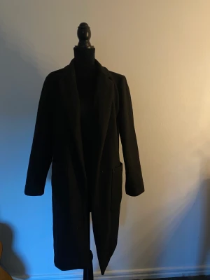Svart kappa - Jätte fin svart kappa som är köpt här på Plick men som var lite för stor därav väljer jag att sälja vidare. Nyskick.