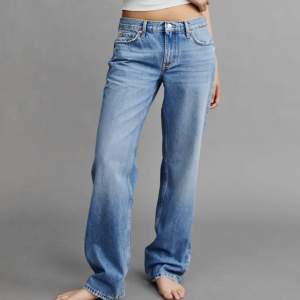 blåa low straight jeans i strl 34 från gina tricot säljs för 250kr+frakt. knappt använda, fler bilder kan skickas