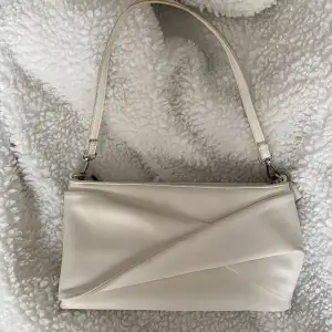 Säljer denna vita väska från don donna, köpt för 1200