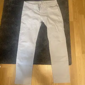 Snygga low waist ljusgråa jeans