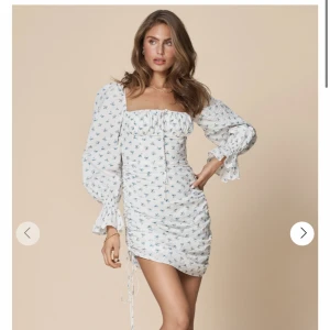 Adooreklänning oanvänd - Storlek 38 Nyskick - passar både 36 & 38 Säljer pga fel storlek  Ordinariepris 1500 kr