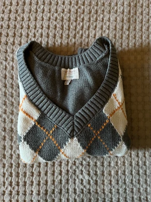 Stickad väst - Stickad väst från Pull&Bear. Andvänd 2 gånger. Fint skick! Storlek M  Finns i Vallentuna. Köpare står för frakt! 