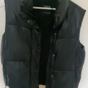 Zara väst  - Jätte fin väst från zara skinn typ av matrial💓hör av vid bild av den på 