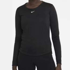 Säljer den här långärmade Nike tröjan. Den har en liten slits på sidan. Den är aldrig använd och i helt nytt skick, den har ingen fläck eller något smuts på. Ifall du är intresserad och vill veta mer är de bara att skicka privat! köparen står för frakten💓