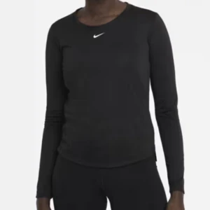 Nike tröja - Säljer den här långärmade Nike tröjan. Den har en liten slits på sidan. Den är aldrig använd och i helt nytt skick, den har ingen fläck eller något smuts på. Ifall du är intresserad och vill veta mer är de bara att skicka privat! köparen står för frakten💓