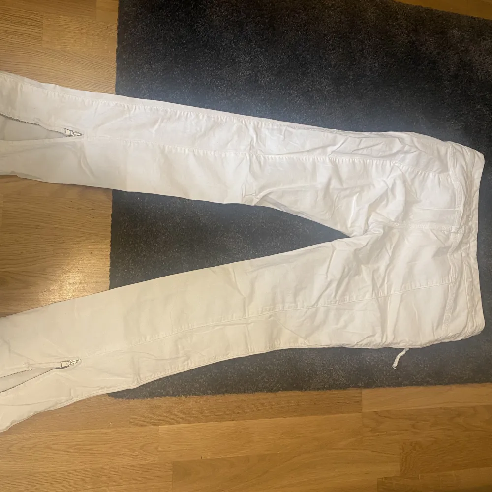 Snygga vita low waist jeans som kan användas som straight och bootcut om man drar upp dragkedjorna längst ned av byxorna.  Kolla profil för se mer jeans❤️. Jeans & Byxor.