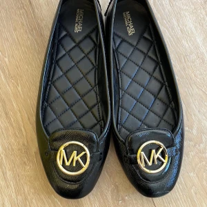 Ballerina Michael Kors - Eleganta ballerinaskor av Michael Kors, stl 40 Obefintligt använda. Givetvis äkta, inköpta Michael Kors i stockholm. 
