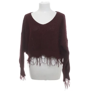 Stickad tröja - Jättefin vinröd, croppad stickad tröja men jag behöver plats i garderoben 💕