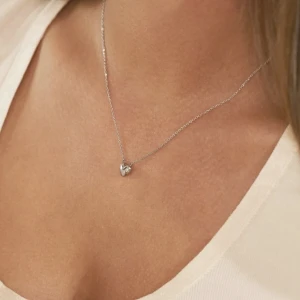 Edblad halsband  - Säljer mitt silvriga Edblad halsband i bra skick, orginalpris 300 kr. Frakt som inte är spårbar kostar 15 kr, spårbar kostar 30 kr