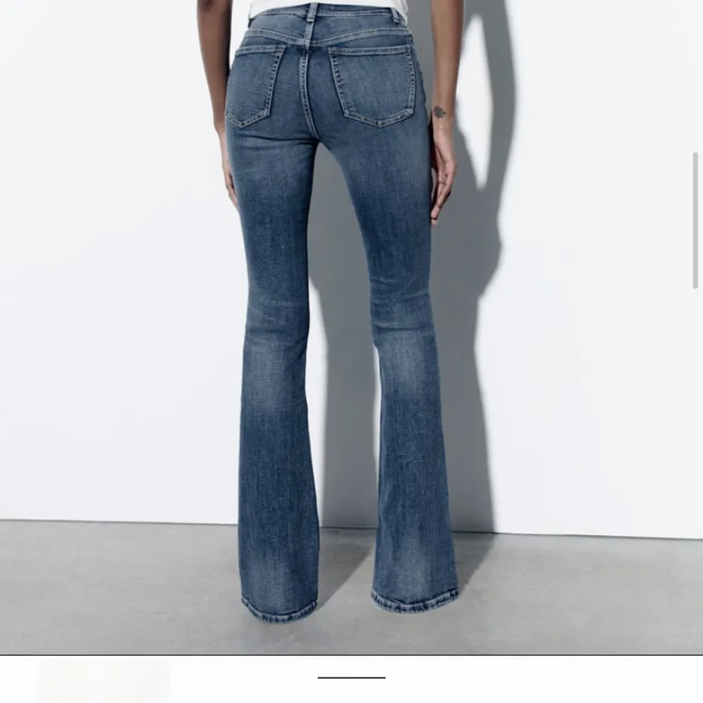 Jeans från Zara Storlek 40. Bra skick då dom är använda 1-2 gånger. Ny pris 359, säljer för 230. Jeans & Byxor.