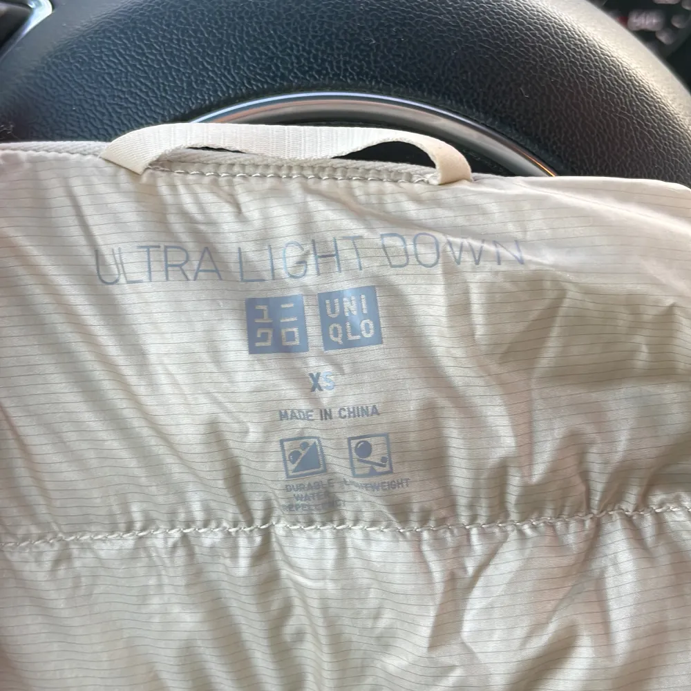 Säljer min jätte söta uniqlo jacka då jag ej använder den, den är i färgen ”ULTRA LIGHT DOWN” i storlek xs men passar S. Jackor.