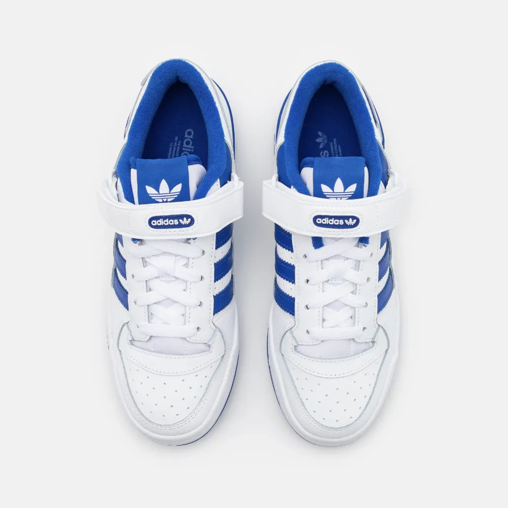 Säljer mina Adidas Forum blue and White som knappt blivit använda. Köpta förra sommaren. Mycket fint skick! Storlek 35.5. Skor.