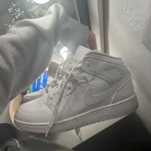 Vita Jordans1 - Skit snygga Jordans1 som är använda runt 3 gånger. Jätte fräscha, ser ut som helt nya. Hör av dig vid frågor:)