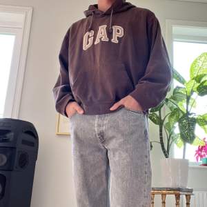 Vintage GAP hoodie i faded brun färg. Står XXL i, men sitter inte större än en L, hade också funkat utan problem lite oversized på en M. Jag på bild bär vanligtvis L. Eftertraktad tröja, därav priset! Äkta Gap. Bättre pris vid köp av fler plagg!