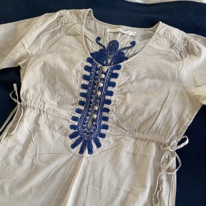 Blus - Söt blus. Storlek 38 (jag har storlek 34). Inga defekter! 100kr+frakt eller bud.😊💕