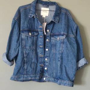 Oversized jeansjacka Monki - Helt oanvänd jeansjacka från Monki, stl L. Oversized! 