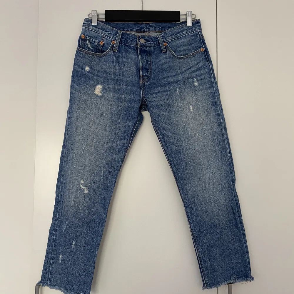 Storlek W26 L32. Croppade jeans, ankel långa på mig som är 165.. Jeans & Byxor.