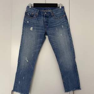 Storlek W26 L32. Croppade jeans, ankel långa på mig som är 165.