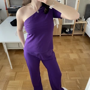 Hosbjerg-set - Ett gudomligt lila Hosbjergset som bara såldes som limited på deras sample sale⭐️hela setet är i storlek M och underdelen kostade 69€ och toppen 54€ så hela 123€! Säljer hela setet tsm!🫀