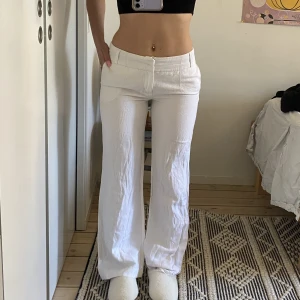 Lågmidjade Linnebyxor  - Säljer mina snyggaste lågmidjade linnebyxor! Jag är 160 lång och har vanligtvis storlek 36/S! Midjemått 80 och innerbenslängd 80!❤️