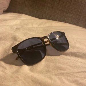 Ray-Ban Chris Solglasögon - Helt nya köpta förra sommaren i Augusti för 1200kr på synsam.  Säljes för 550kr och skickas via DHL paket. Kvitto fås med.