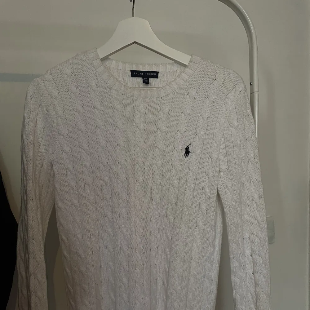 A white knitted sweatshirt from Ralph Lauren.  Condition: Very good- used in 2016 but then my style changed lol.  Size: S. Stickat.