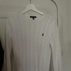 Ralph Lauren knit - A white knitted sweatshirt from Ralph Lauren.  Condition: Very good- used in 2016 but then my style changed lol.  Size: S