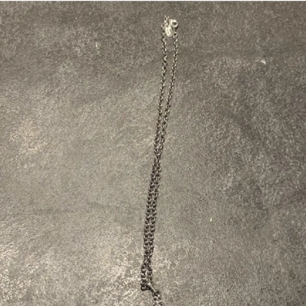 Helnt nytt vivian halsband som är riktigt snyggt. Aldrig använd. Priset är inte hugget i sten. Får in halsbandet om cirka en vecka.. Accessoarer.