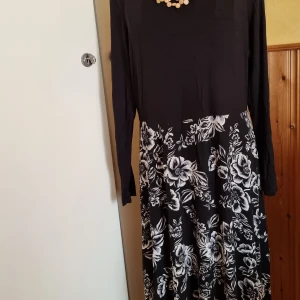 Klänning  - En långärmad klänning i viskos. 