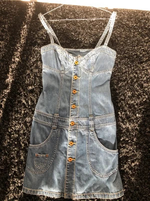 Jeansklänning med knappar, Pepe Jeans  - Blå jeansklänning med knappar fram. Från märket Pepe Jeans. Storlek skulle jag tippa på S/M, den funkar på mig men har inte på mig den längre! Kan mötas i Centrala Stockholm eller skickas mot frakt!